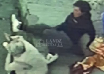 Graban a mujer que agrede a señora de la tercera edad