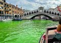 Gran Canal de Venecia se tiñe de verde y buscan a responsables