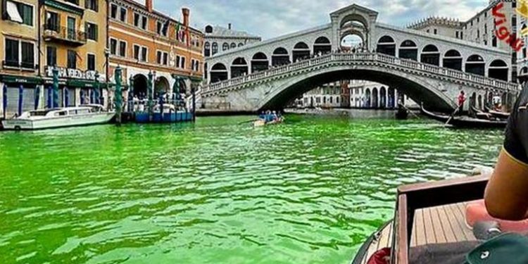 Gran Canal de Venecia se tiñe de verde y buscan a responsables