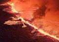 Gran erupción volcánica ilumina cielo nocturno de Islandia