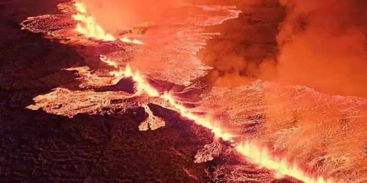 Gran erupción volcánica ilumina cielo nocturno de Islandia