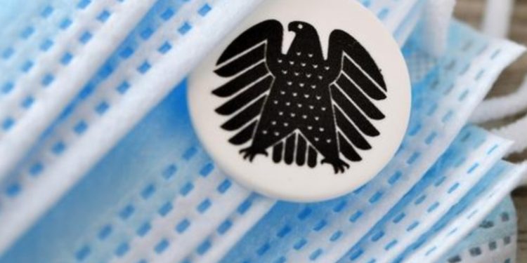 Gran población alemana prefiere seguir usando mascarilla tras la pandemia