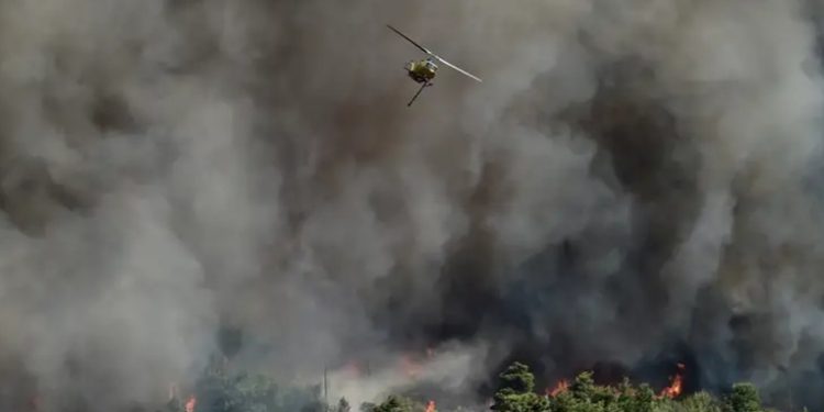 Grecia evacúa la ciudad de Maratón ante incendios forestales