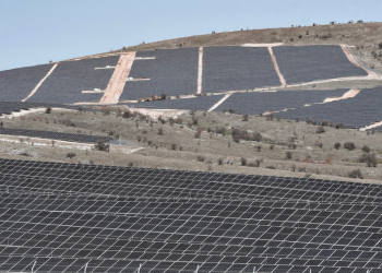Grecia inaugura el parque solar con paneles bifaciales más grande de Europa.