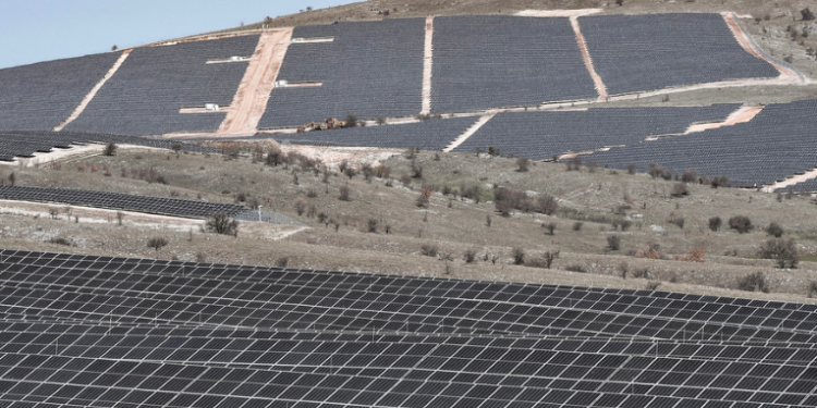 Grecia inaugura el parque solar con paneles bifaciales más grande de Europa.