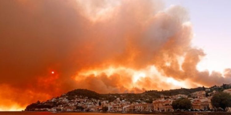 Grecia lucha contra gran incendio en medio de ola de calor