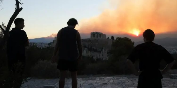 Grecia: Mega incendio a las puertas de Atenas
