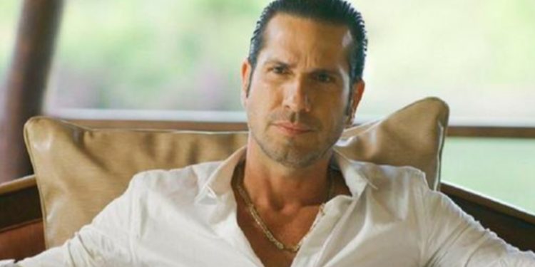 Gregorio Pernía deja su trasero al aire.