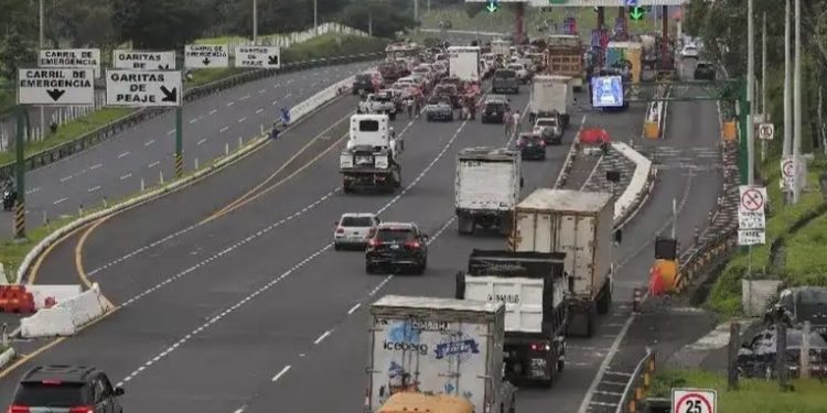 Gremiales de transporte de carga amenazan con paros por mal estado de carreteras