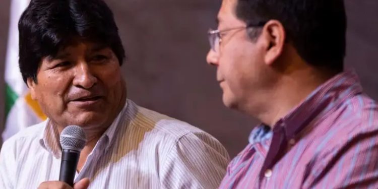 Grupos de cocaleros bloquean varias carreteras en Bolivia