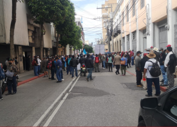 Grupos de ex militares que exigen compensaciones económicas por sus servicios durante el conflicto armado interno.
