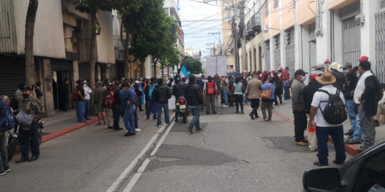 Grupos de ex militares que exigen compensaciones económicas por sus servicios durante el conflicto armado interno.