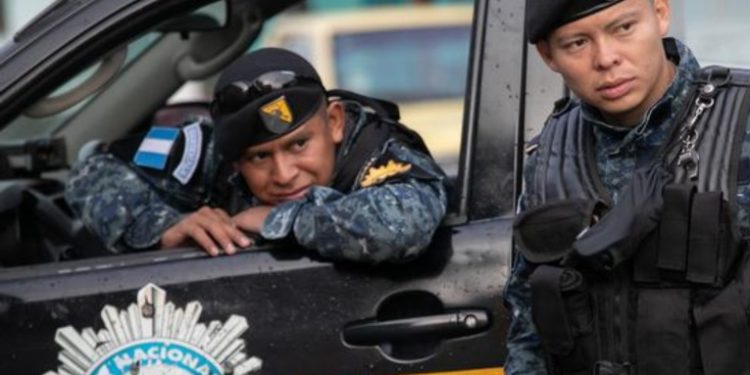 Guatemala detiene a supuesto jefe narco y a 19 policí­as