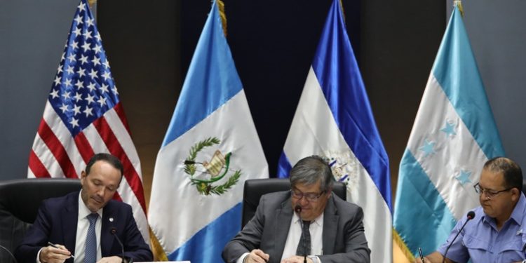 Guatemala, El Salvador y Honduras negocian libre tránsito para impulsar comercio y turismo