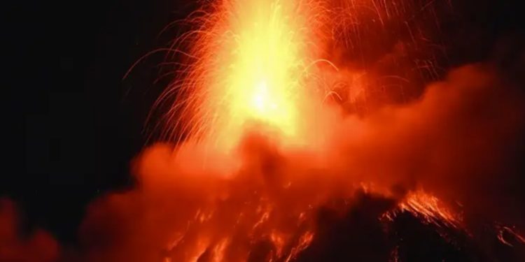 Guatemala evacúa a un millar por erupción de volcán de Fuego