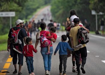 Guatemala muestra disposición para recibir migrantes expulsados por EE. UU
