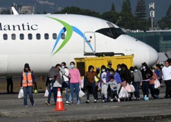 Guatemala recibirá seis vuelos con migrantes retornados esta semana