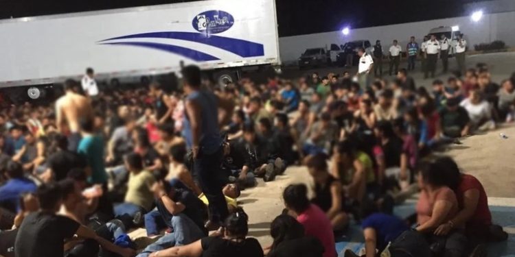 Guatemala repatriará a 102 menores rescatados en la caja de un tráiler abandonado en México