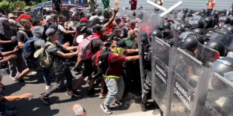 Guatemala teme que estado de excepción en El Salvador aumente flujos migratorios