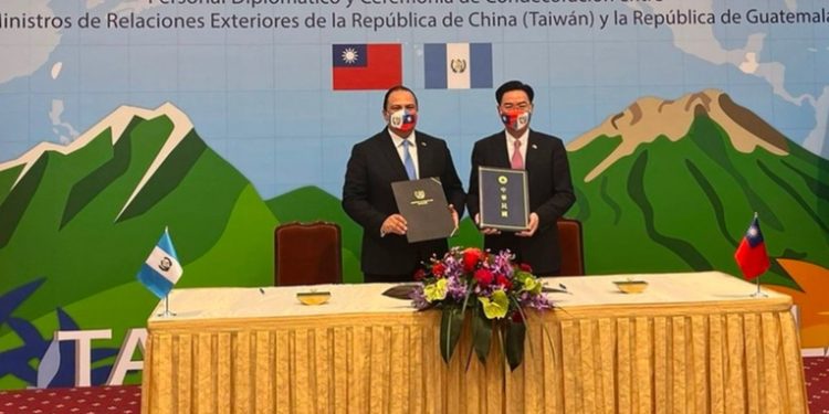 Guatemala y Taiwán firman un acuerdo para impulsar la cooperación diplomática