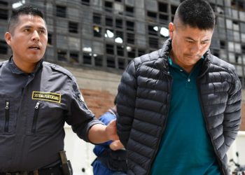 Guatemalteco vinculado a la muerte de 53 migrantes en Texas comparece ante la justicia