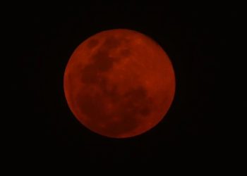 Guatemaltecos admiraron la impresionante Luna Sangrienta en el cielo