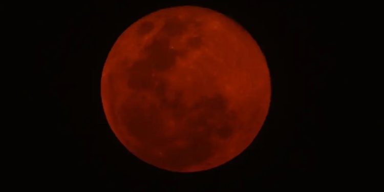 Guatemaltecos admiraron la impresionante Luna Sangrienta en el cielo
