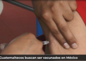 Guatemaltecos buscan ser vacunados en México