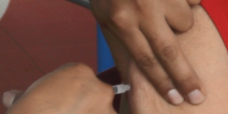 Guatemaltecos buscan ser vacunados en México