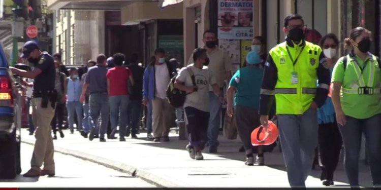 Guatemaltecos califican de bajo aumento al salario mí­nimo