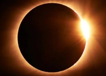 Guatemaltecos disfrutan breve visión del eclipse solar a pesar de condiciones climáticas desfavorables
