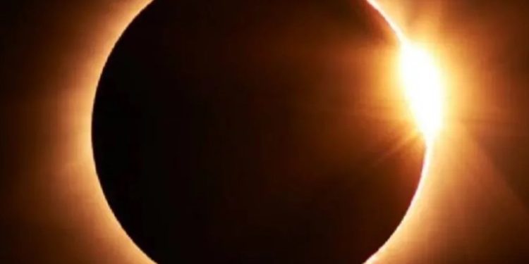 Guatemaltecos disfrutan breve visión del eclipse solar a pesar de condiciones climáticas desfavorables