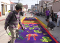 Guatemaltecos elaboración sus alfombras para el paso de los cortejos procesionales