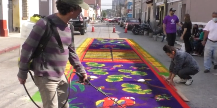 Guatemaltecos elaboración sus alfombras para el paso de los cortejos procesionales