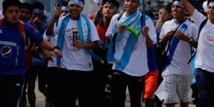 Guatemaltecos encienden antorchas y recorren la ciudad en celebración de la Independencia