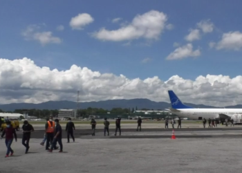 Guatemaltecos retornan al país en 8 vuelos tras ser deportados desde Estados Unidos