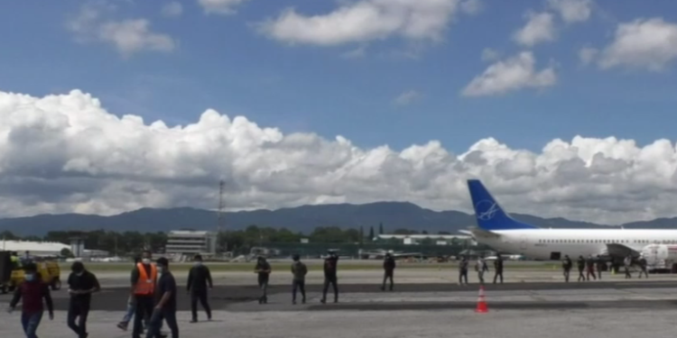 Guatemaltecos retornan al país en 8 vuelos tras ser deportados desde Estados Unidos