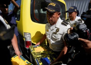 Guatemaltecos salen a las calles para defender democracia tras convulsión electoral