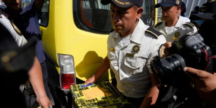 Guatemaltecos salen a las calles para defender democracia tras convulsión electoral