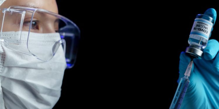 Guatemaltecos se vacunan bajo su cuenta y riesgo