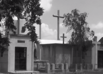 Guatemaltecos visitan el cementerio por el Dí­a de la Madre
