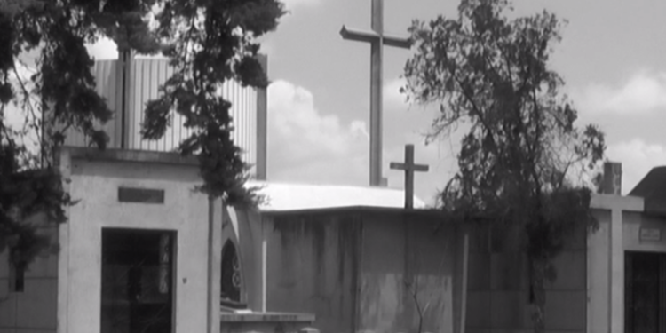 Guatemaltecos visitan el cementerio por el Dí­a de la Madre