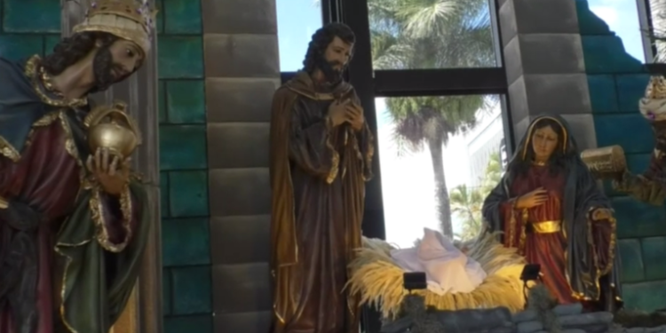 Guatemaltecos visitan nacimiento gigante en portal de la sexta