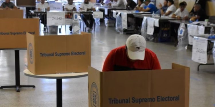 Guatemaltecos votan en baja afluencia en centro de votación de Washington