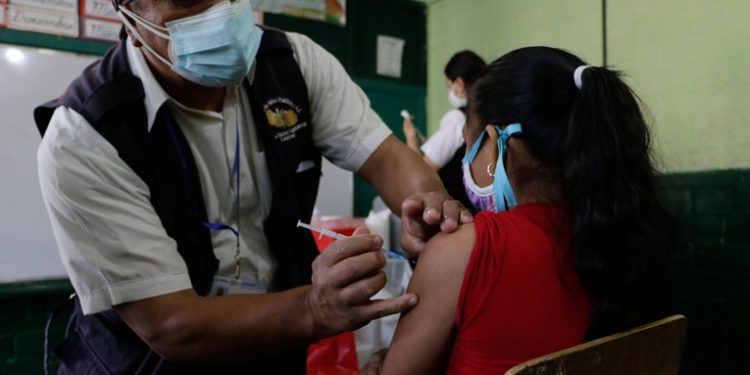 Habilitan puestos de vacunación contra el COVID-19 en 15 escuelas