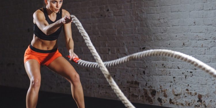 Hacer ejercicio en la juventud reduce el riesgo de desarrollar 9 tipos de cáncer en la vejez, según un estudio