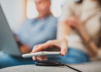 'Hackers' podrían incendiar un 'smartphone' conectado a un cargador inalámbrico