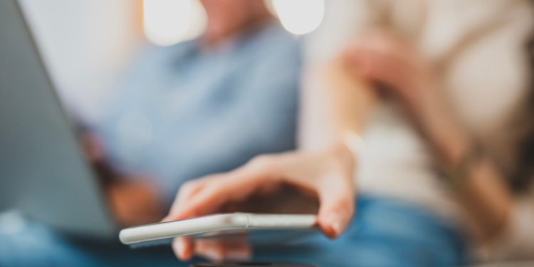 'Hackers' podrían incendiar un 'smartphone' conectado a un cargador inalámbrico