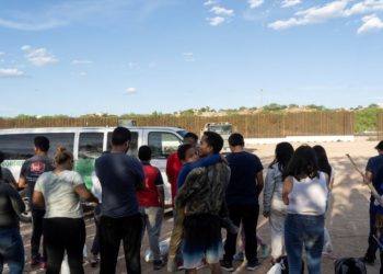 Hallan 153 migrantes abandonados en camión en sur de México