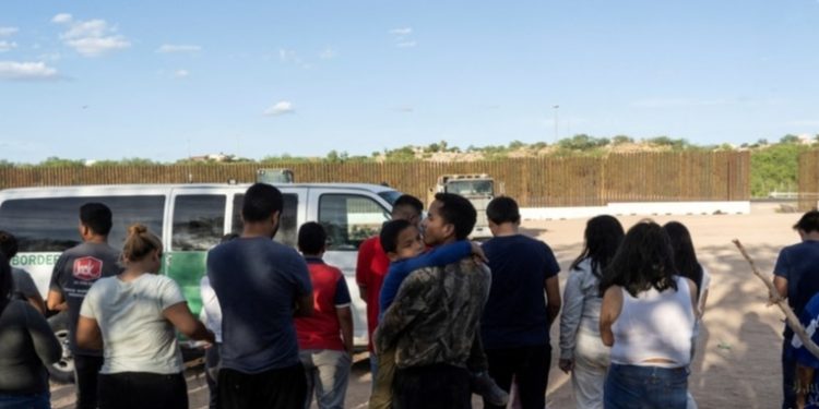 Hallan 153 migrantes abandonados en camión en sur de México